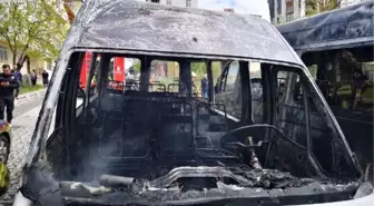 İçerenköy'de Park Halinde Bulunan İki Servis Aracı ile Bir Otomobilde Yangın