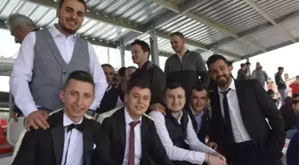 Damat Düğünden Hemen Sonra Maça Geldi