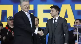 Poroşenko ve Zelenskiy Stadyumda Son Kozlarını Paylaştı