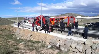 İtfaiye Aracı Devrildi, Sıkışan Sürücüyü İş Arkadaşları Kurtardı