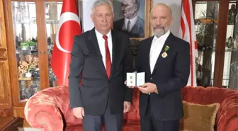 Dr. Suat Günsel'e, 'Vatan Evladı' Ödülü Altın Madalya Takıldı