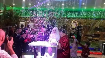 Gelenek Gereği Geline Bardak Kırdırıp, Damadı Yumrukladılar