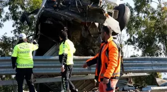 İzmir'de Kamyon Devrildi: 1 Ölü