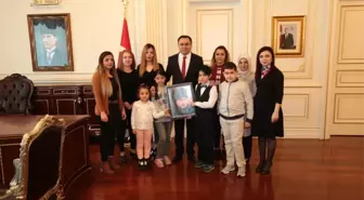 Diyabetli Çocuklar Vali Çakır'a Atatürk Portresi Hediye Etti