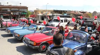 Göreme'de Çocuklar 23 Nisan'ı Klasik Otomobillerle Kutladı