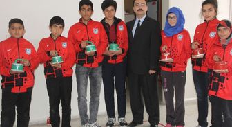Okul Koridorundan Floor Curling Sahası, Peynir Bidonu, Kapı Kolu ve Betondan Curling Topu