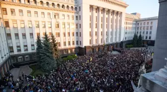 Ukrayna'da Seçimi Kaybeden Poroşenko'dan Balkonda Veda Konuşması