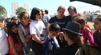 Çocuklar, Akdeniz'deki Şenlikte Gönüllerince Eğlendi