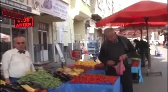 Aydın Takım Elbiseli ve Papyonlu Pazarcı Aile, İlgi Odağı Oldu