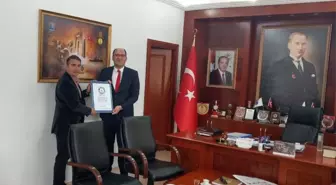 Cem Karabay, Dünya Rekoruna Ait Sertifikaları Hediye Etti