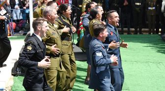 Yeni Zelanda Askerleri Atalarını 'Haka' Dansıyla Andı