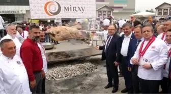 Gastro Afyon Lezzet Festivali'nde 200 Kiloluk Dana Çevirme