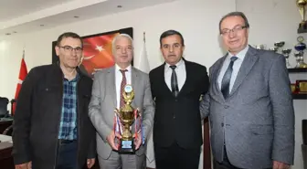 Saruhanlı Belediyespor'dan Başkan Bilgin'e Şampiyonluk Kupası