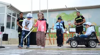 Trafik Kurallarını Öğrenen Minikler Otobüs Rolüne Girdi