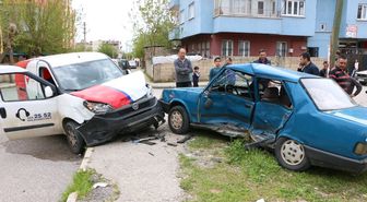 Otomobille Hafif Ticari Araç Çarpıştı: 6 Yaralı