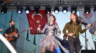 Üniversiteliler Bahar Şenliğinde Aydilge ile Moral Depoladı