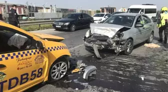 Sancaktepe'de Araçlar Kafa Kafaya Çarpıştı: 3 Yaralı