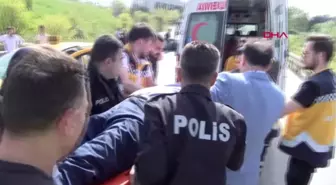 Sancaktepe'de Taksi ile Otomobil Kafa Kafaya Çarpıştı 3 Yaralı