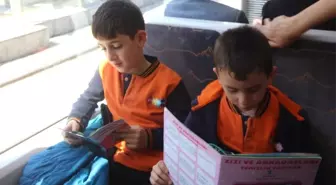 Kitap Okumayı Teşvik Etmek İçin Tramvayda Kitap Okudular