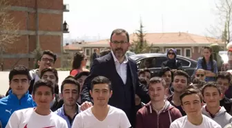 Mahir İz Anadolu İmam Hatip Lisesi'ne Bakan Kasapoğlu'ndan Ziyaret