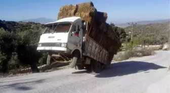 Rampa Çıkan Kamyon İki Tekerlek Üzerinde Kaldı