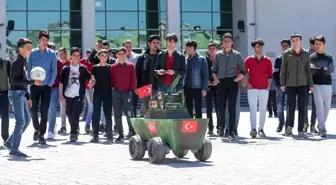 Uzaktan Kumanda ile Kontrol Edilen Mini 'Tank' Yaptı