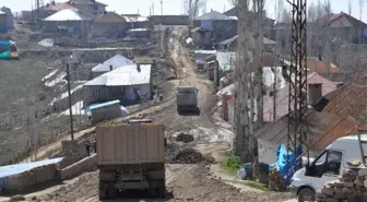 Yüksekova'da Yol Kumlama Çalışması