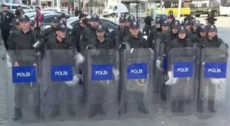 Türk-İş Üyeleri Kazancı Yokuşu'na Karanfil, Taksim Cumhuriyet Anıtı'na İse Çelenk Bıraktılar