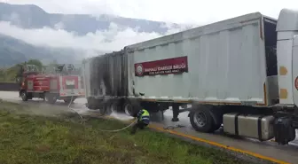 Kastamonu'da Hareket Halindeki Tırın Dorsesi Yandı