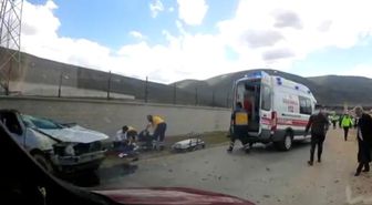 Bayburt'ta Takla Atan Otomobilde Sıkışan Sürücü Kurtarıldı