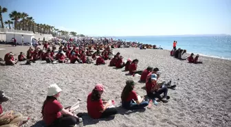 Konyaaltı Plajı'nda 30 Bin Kişi Kitap Okudu