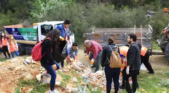 Üniversite Öğrencileri Ormanda Çöp Topladı