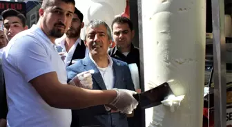 300 Kilo Dondurma Satırla Kesilerek Dağıtıldı