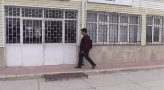 Annesinden Miras Kalan İplerle Okul Harçlığını Çıkarıyor