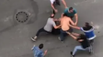 Öfkeli Kalabalık İstanbul'un Göbeğinde Tekme Tokat Birbirine Girdi