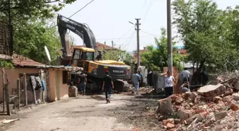 Düzce'de Metruk Binaların Yıkımı Sürüyor