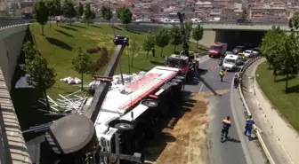 Otogar Bağlantı Yolunda Tır Devrildi: 1 Yaralı