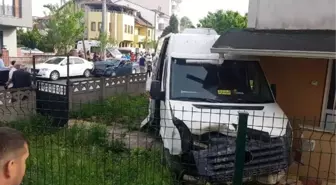 Otomobil Öğrenci Servisine Çarpıştı: 2 Yaralı