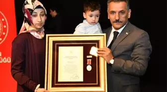 Şehit Aileleri ve Gazilere 'Devlet Övünç Madalyası ve Beratı'