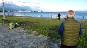 Almanya'dan Gelip, İğde Ağaçları İçin Nöbet Tutuyor