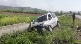 Hafif Ticari Araç Sulama Kanalı Çarptı: 3 Yaralı