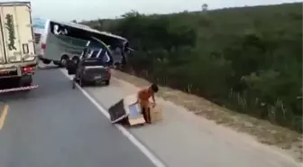 Otobüs ile Tır Çarpıştı, Bölge Sakinleri Tır'ı Yağmaladı