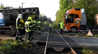 Almanya'da Yolcu Treni, Tır'la Çarpıştı: 1'i Ağır 20 Yaralı