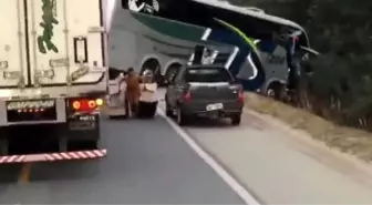 Otobüs ile Tır Çarpıştı, Bölge Sakinleri Tır'ı Yağmaladı