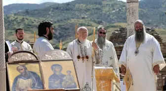 Patrik Bartholomeos İzmir'de Ayin Yönetti