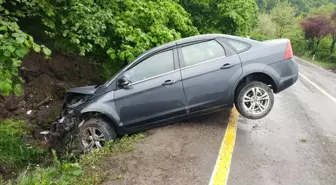 Ordu'da Otomobil Şarampole Devrildi: 2 Yaralı