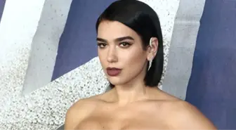 Dua Lipa, Bornozlu Pozuyla Takipçilerinden Tam Not Aldı!