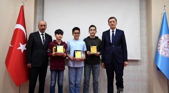 Bakan Selçuk, Ödül Törenine Alçı Ayakkabısı ve Bastonla Katıldı