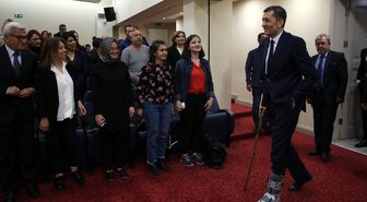 Bakan Selçuk'un Programa Bastonla Gelmesi Dikkat Çekti