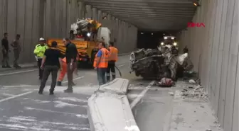 İzmir'de, Kirişi Yıkılan Alt Geçit Trafiğe Kapatıldı